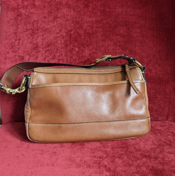 SOLD - Gorgeous Preloved Coach Glovetanned Leather Shoulder Bag in a tan color - Picture 5 of 14